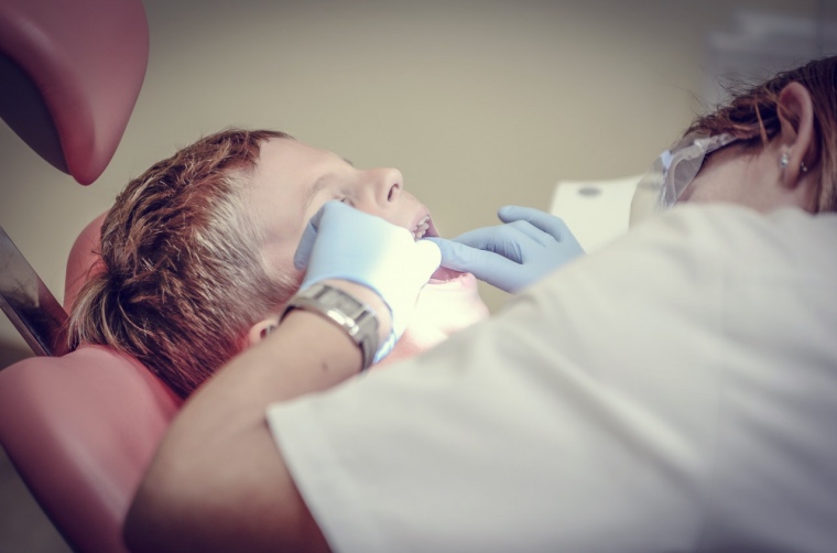 歯医者で治療を受ける子ども